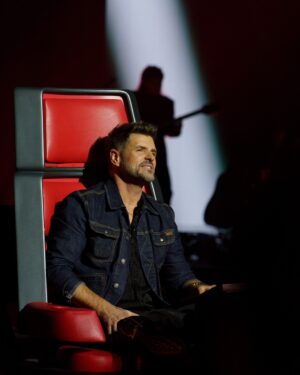 Marc Dupré Instagram - Dans exactement une semaine, je retrouve ma chaise de coach à @lavoixtva! Je suis vraiment fébrile et excité! ✌️

📌 Première, 15 janvier 19h à @tvareseau. 

. 

Maquillage: @marcomarsolais 
Coiffure : @mariejoseelepage 
Stylisme : @girouxjoanick

#LaVoixTVA #TVA #MarcDupre