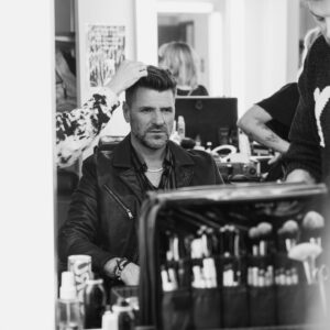 Marc Dupré Instagram - Petites retouches avant le tournage des derniers 𝗗𝗨𝗘𝗟𝗦! 🥊

📌 @lavoixtva, dimanche 19h30 à @tvareseau. 

.

Photo : @bertexertier 
Maquillage: @marcomarsolais 
Coiffure : @mariejoseelepage 
Stylisme : @girouxjoanick