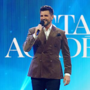 Marc Dupré Instagram - Encore une fois, gros party hier soir sur la scène de @staracademietva! 🎉

C’était quoi votre moment préféré? ✨#NationStarAc

Photo 📸 @bertexertier
Maquillage & coiffure : @marcomarsolais 
Stylisme : @safiyya.style