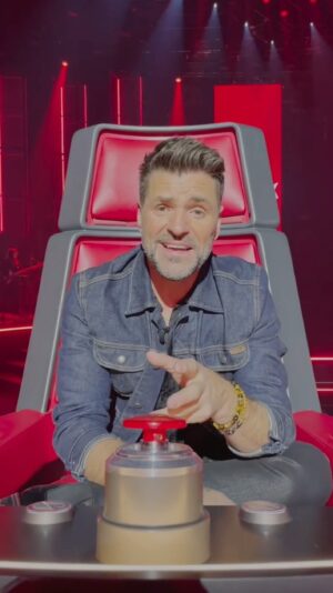Marc Dupré Instagram - Mon équipe est maintenant complète et prête pour les 𝗗𝗨𝗘𝗟𝗦! 🥊  Avez-vous hâte que cette nouvelle étape commence?

📌 @lavoixtva, dimanche 19h30 à @tvareseau (𝗡𝗼𝘂𝘃𝗲𝗹𝗹𝗲 𝗵𝗲𝘂𝗿𝗲!)

.

#LaVoixTVA #TVA #LaVoix #MarcDupre