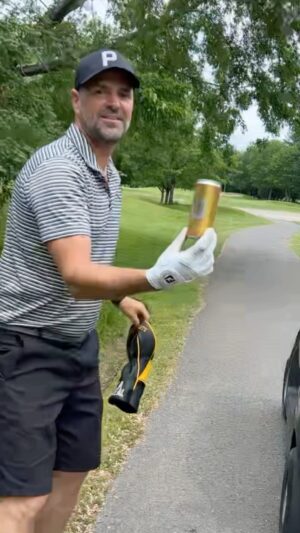 Marc Dupré Instagram - Même au golf, mon @cherryriver.ca n’est jamais trop loin! 😉