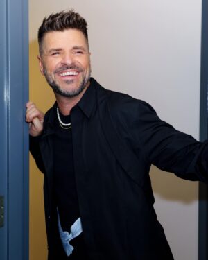 Marc Dupré Instagram - Dans 2 jours, c'est déjà l'avant-dernier 𝗗𝗶𝗿𝗲𝗰𝘁 ! ✌️ 

📌 La 𝗗𝗲𝗺𝗶-𝗳𝗶𝗻𝗮𝗹𝗲 de @lavoixtva, dimanche 19h30 à @tvareseau. 
.

Photo : @bertexertier 
Maquillage: @marcomarsolais 
Coiffure : @mariejoseelepage 
Stylisme : @girouxjoanick

#LaVoixTVA #LaVoix #TVA #MarcDupre
