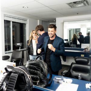 Marc Dupré Instagram - Dans les coulisses, dimanche dernier, avec la directrice @larafabianofficial et notre maquilleur @marcomarsolais! ✨
 
On se retrouve ce soir, pour un autre show, à 19h. #NationStarAc
 
Photo 📸 @bertexertier 
Stylisme : @safiyya.style