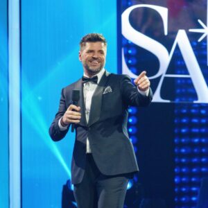 Marc Dupré Instagram - J’ai vécu toute une aventure depuis les 13 dernières semaines! J’ai animé @staracademietva! Jamais je n’aurais pensé un jour être capable de tenir un aussi gros show sur mes épaules! Je suis fier de moi, mais surtout fier d’avoir eu la chance d’être entouré d’une aussi belle équipe, qui ont pris soin de moi et qui m’ont aidé à briller! 

Aussi j’ai rencontré 15 jeunes artistes tous aussi passionnés et fous de la musique comme moi avec qui j’ai noué de belles amitiés! Merci à vous public pour vos bons mots en mon égard, à la pharmacie, au dépanneur, à la cabane à sucre!!!! Ça me fait toujours plaisir de jaser de mon métier que j’adore avec vous! Bon été tout l’monde! 💙

Photo 📸 @bertexertier 
Maquillage & coiffure : @marcomarsolais@oblicsalon
Stylisme : @safiyya.style 

#NationStarAc