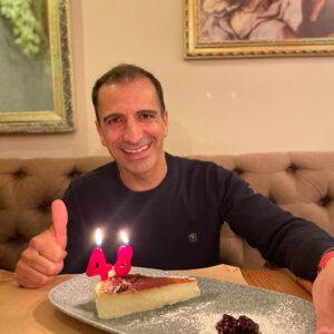 Marc Gené Instagram - Disfrutando del día de mi cumpleaños con mi familia y uno de mis postres favoritos!!! Grazie a tutti per i vostri auguri!! I like the number 48!! 🎉🎉🎂