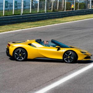 Marc Gené Instagram - Bellisimo oggi avere i campioni italiani olimpici a #MonzaGP. It was great doing a lap with the @ferrari #SF90 and @gianmarcotamberi @scuderiaferrari crazylongjumper 🥇🥇