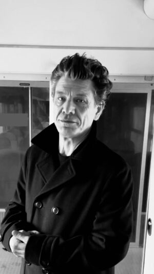 Marc Lavoine Instagram - Ma nouvelle chanson « Le train » est disponible. 
J’espère qu’elle vous plaira.
Vous m’avez manqué, beaucoup.
À très vite,
Marc.