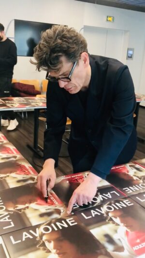 Marc Lavoine Instagram - Je viens de recevoir le disque « Adulte jamais ». 
Il sera disponible le vendredi 14 janvier. Vous pouvez le précommander en cliquant sur le lien dans ma bio.
Il inclut notamment le titre « Manhattan », disponible en streaming dès aujourd’hui.
Je serais ravi que vous achetiez mon disque. 
Je crois qu’il est bien.
Je vous remercie,
A bientôt, Marc