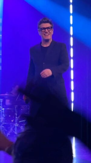 Marc Lavoine Instagram - Merci Paris pour cette magnifique soirée en votre compagnie. 
J’ai eu la chance d’être rejoint sur scène par le pape du disco @cerroneofficial et la très talentueuse @zoemadimmi pour notre single « La fin d’une histoire » 
🌹

Un homme
Peut-être
Adulte
Jamais 

🤍