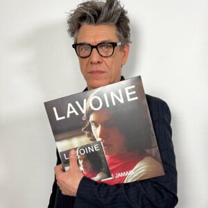 Marc Lavoine Instagram - Chères amies, 
Chers amis,

C’est aujourd’hui que mon nouveau disque « Adulte jamais » est disponible. 

J’espère qu’il vous plaira et que vous prendrez autant de plaisir à l’écouter que j’en ai éprouvé à l’écrire. 

Les chansons ont été composées avec mes nouveaux complices @darko1680 et @johanczerneski.
Le disque est réalisé par @darko1680 et @mathieu_pigne.
Et enregistré par @etiennecaylou.

Nous ont rejoint deux artistes que je tiens à remercier : Virginie Ledoyen et @grandcorpsmaladeoff. 

Alors désormais « Adulte jamais » ne m’appartient plus, il m’échappe. C’est à vous de décider de son avenir.

« Un homme peut-être 
Un jour qui sait …
Un homme peut-être 
Adulte jamais »

Merci pour tout,
Je vous aime beaucoup,

Marc