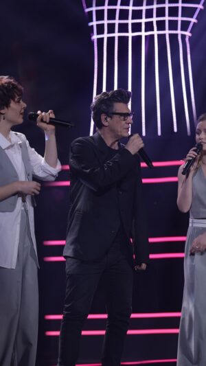 Marc Lavoine Instagram - Un géant de la chanson française, @marclavoineofficiel nous a offert une magnifique interprétation de "Toi, mon amour" en compagnie de @rosalie_vancau et @anaird.a.driana 💖 Un moment tout simplement magnifique 🤩
#TheVoiceBe #TheVoice #MarcLavoine
