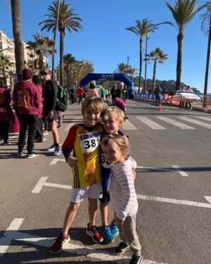 Marc Muniesa Instagram - Gran experiència de 5km a la Cursa Solidària de Nadal de Lloret de Mar ✅🏃🏼‍♂️🏃🏻‍♂️