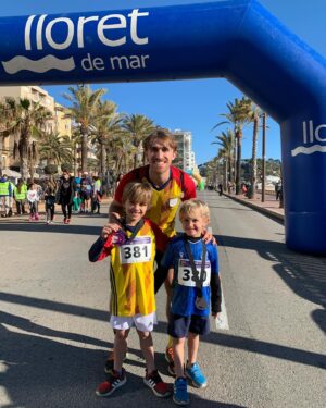 Marc Muniesa Instagram - Gran experiència de 5km a la Cursa Solidària de Nadal de Lloret de Mar ✅🏃🏼‍♂️🏃🏻‍♂️