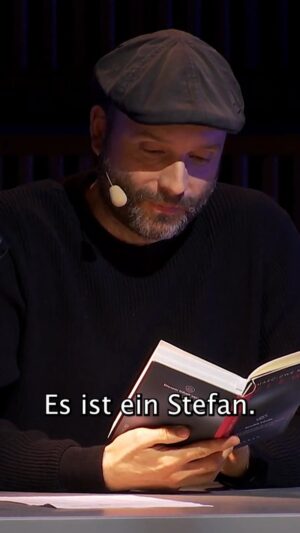 Marc-Uwe Kling Instagram - So fängt mein neuer Roman »Views« an. Bei der Podcast-Aufzeichnung mit Sebastian Fitzek hab ich draus vorgelesen. Kleine Warnung: Wirkt erstmal wie eine Komödie, ist aber ein Thriller. Es freut mich wirklich sehr, dass euch »Views« trotzdem so ausgesprochen gut gefällt. Kleiner Tipp für alle, die das Buch noch nicht gelesen haben: Je weniger ihr vor der Lektüre drüber wisst, desto besser. Ist ja immer so bei Thrillern …

#Views #MarcUweKling #Thriller #Bookstagram