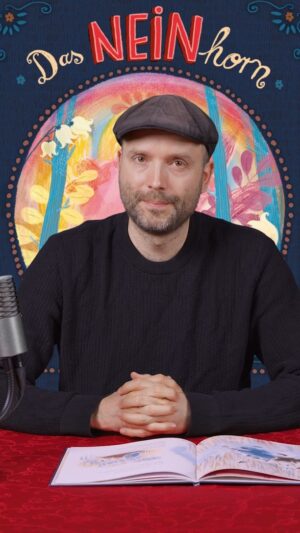 Marc-Uwe Kling Instagram - So. Hier mal eine schöne Nachricht. Hab ich schon mal erzählt, dass wir an einem NEINhorn-Kinofilm arbeiten? Nein? Is aber so. Jedenfalls haben wir vor kurzem beim Internationalen Trickfilm-Festival den "Preis für das beste deutsche Drehbuch für einen Animationslangfilm" gewonnen. Was ziemlich cool ist, aber auch irgendwie erstaunlich früh, denn der Film wird erst 2026 fertig sein. Es ist eine seltsame Branche, sage ich euch. Ich freu mich natürlich trotzdem. (Nein, es gab keine Unterkategorie "Film mit sprechendem Tier" 🙃) Zur Feier des Anlasses gibt's hier mal eine kleine Lesung aus dem NEINhorn. (Und meine Lieblingsfigur kommt auch vor …)
#dasneinhorn #marcuwekling #Drehbuch