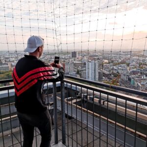 Marcel Althaus Instagram - Werbung | Leute, @huaweimobilede hat mich gefragt, ob ich nicht mal deren neues #HuaweiP30Pro in der #JumpThruBerlin Kampagne ausprobieren möchte. Kurzer Spoiler vorweg: Die Fotos sind über-sick!
Schaut euch selbst die Fotos und die Zoom-Funktion an, eine bessere Smartphone-Kamera gibt es einfach nicht!
Mit den Bloggern @erik @marcusberlin @paul_sydow und @not_another_diet sind wir quasi durch Berlin „gesprungen“. In dieser #JumpThruBerlin Kampagne haben wir verschiedene Wahrzeichen in Berlin besucht. In dem Zoom-Video seht ihr, wie ich über 4km Luftlinie reinzoome. Und das bei Abenddämmerung und Wind!
@Erik steht gerade an der Siegessäule! Schaut doch auch mal bei den anderen vorbei - wenn ihr euch ein noch besseres Bild darüber machen wollt, wie gut die Kamera vom #HuaweiP30Pro ist. #DasFotoWunder