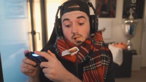 Marcel Althaus Instagram - Werbung | Es wird Herbst und das heißt für mich: Endlich zocken ohne schlechtes Gewissen!😂 Und dank meines Schals, der mich eigentlich vor der Kälte schützen soll, muss ich den Controller nicht mal mehr weg legen beim Essen. Nice, denn heute gibt’s beim McDonald’s Herbstkalender die 9er Chicken McNuggets für unschlagbare 1,50€ in der App. Bis zum 14.11. jeden Tag von einem neuen Deal überraschen lassen. Und eine Überraschung habe ich auch noch für euch: ich unterstütze die McDonald’s Kinderhilfe, die Familien mit schwer kranken Kindern hilft. Dafür spende ich 3 Lieblingsdinge, die ihr am Ende für den guten Zweck auf eBay ersteigern könnt. Wann das passiert erfahrt ihr in den nächsten Wochen. Checkt meine Story!!🔥🔥 #herbstkalender #mcdonalds