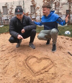 Marcel Althaus Instagram - Valentinstag mit Schatz @visca96barca verbringen! ❤️ Dreiecksbeziehung mit Fotografin @sonnyloops izzda😂❤️