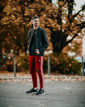 Marcel Althaus Instagram - Einfach ein geiles Gefühl, wenn plötzlich wieder Klamotten passen, die jahrelang zu eng waren. Ich ziehe auf jeden Fall weiter durch! Ps: Der Herbst ist echt sick 😍🔥 @sonnyloops