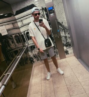 Marcel Althaus Instagram - Einmal swipen, bitte.🙏🏼 Im letzten Jahr konnte ich 15kg abnehmen. Warum ich das jetzt erwähne? Weil mich von Tag zu Tag mehr und mehr Nachrichten erreichen, wie ich das gemacht habe. Bei mir war es ganz einfach: Sport hat gefehlt. Und da ich sehr faul bin, musste ich mir was einfaches überlegen.😂 Ich fahre einfach 3-4x pro Woche für nur 30 Minuten auf einem Ergometer-Fahrrad. Das ist wirklich so schnell erledigt und man fühlt sich einfach gut. Generell bin ich zur Zeit super stolz auf mich, auch, wenn das vielleicht doof klingt. Im Podcast Sonntag erfahrt ihr genaueres. Jetzt mal zu Dir. Ich weiß, dieser Post wird vermutlich nicht Dein Leben verändern, aber eins möchte ich sagen: Egal, welches Ziel du hast, der erste Schritt, ist der wichtigste. Danach wird alles einfacher, aber einfach mal MACHEN!! Ich möchte auch noch so vieles erreichen und schöpfe aus mir immer wieder eine unglaubliche Kraft, von der ich irgendwie „gesegnet“ bin. Diese Kraft kannst Du auch finden. Ich war zu nichts bestimmt und habe trotzdem was geschafft. Und wenn ich das kann, schaffst du das easy. Hier geht es btw nicht ansatzweise nur um Gewichtsabnahme, das war lediglich ein Beispiel.🔥 Hab Dich lieb 😘