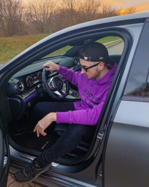 Marcel Althaus Instagram - Mit dem Auto könnte ich bestimmt die ein oder andere Frau auf #fremdgehen69 abschleppen. Schaut auf meinem YouTube-Kanal, wie ich mich dort angemeldet hab!😂😂