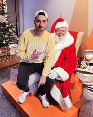Marcel Althaus Instagram - *Werbung
Irgendwie bin ich etwas älter geworden😅...naja, ein bisschen Kind wird man ja bleiben dürfen! Ich hole mir gerade im #amazonde Pop-up Store #HomeOfChristmas ein paar Inspirationen für Geschenke! Bis Dienstag könnt ihr am Ku‘Damm 26a in Berlin vorbeischauen!❤️ Es gibt hier quasi alle Produkte zum anfassen (dann weiß man genau, was man schenkt!😇)