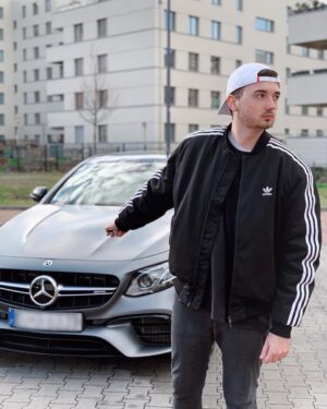 Marcel Althaus Instagram - Mein neues Baby! Checkt auf YouTube ab, wie ich mein neues Auto gemeinsam mit @kamolrf abgeholt habe! Gönnt euch hart! Ohne euch wäre sowas nicht möglich, dicker Kuss geht raus ❤️🔥