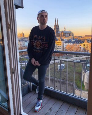 Marcel Althaus Instagram - Immer, wenn ich in Köln bin, erinnere ich mich an die WG-Zeiten mit @visca96barca 😂😂 wir waren schon zwei legendäre Rabauken in der Zeit. Keine Küche, kein aufräumen. Das wars wirklich komplett. Außerdem bin ich heute bei @therealstefanraab, den ich jetzt schon fast drei Jahre nicht mehr gesehen habe, weil er seine TV Karriere beendet hat. Freue mich da sehr drauf, das wird Fanboymodus vom Feinsten. ❤️