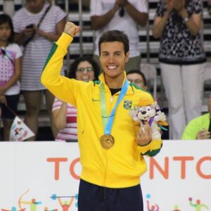 Marcel Stürmer Instagram - Uma vida para esse dia.
Há 8 anos, essa linda medalha de ouro era colocada no meu peito e junto com ela um novo recorde dos Jogos Pan-Americanos. 
Esse segundo nunca foi apenas sobre a minha trajetória: Em um país que valoriza tanto alguns esportes e tão pouco outros, o primeiro atleta a ganhar 4 ouros ser um patinador é o maior legado que pude deixar na conclusão dessa etapa da minha carreira.
Que venham os novos desafios! Levo comigo cada ensinamento do mundo do alto rendimento, além de muita gratidão no coração. #4 ❤️