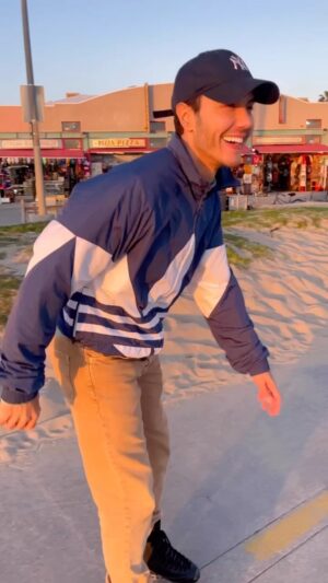 Marcel Stürmer Instagram - Venice é uma vibe! 
Incrível ver tanta gente patinando. Tem quads, inline, artística, street style e pessoas de todas as idades pelas pistas e calçadas da beira-mar. 
A principal referência é uma patinação anos 70/80, dançada e embalada por música disco. Mas assim como deveria ser em todo lugar que se fala em esporte e arte, todos são bem-vindos! 
Apesar de eu estar com rodas de pista, consegui me divertir bastante (e sentir sdd do meu roller). 
🪩✌🏽🛼⚡️☀️
#venicebeach #ca #la