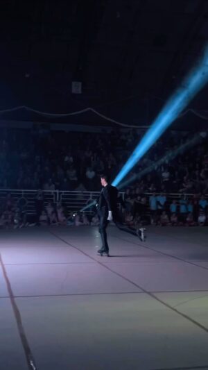 Marcel Stürmer Instagram - Que saudade que eu tava disso! 
Ontem fiz o 1º show desse final de ano. Grato ao público (que compareceu apesar da chuva 👏🏽) por me receber tão bem, se divertir comigo e me proporcionar essa sensação única 🤍
#Sobradinho 
•
Coreografia: @plentzgabriela 
Skaters: @nataliazamo_ & @_iisacamargo 
Produção: @anidriaz @catiatdalmolin 
Figurino: @magaliplentzbolognesi
