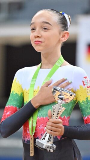 Marcel Stürmer Instagram - Lá vem ela! 🥇🇵🇹 
Madalena Costa (@madalena_costa1), a revelação mundial da patinação em 2022 estará no @zbura.show em Porto Alegre. 
Espia só o recado que ela deixou no final do vídeo! 
•
Zbura- Campeões do Mundo da Patinação em “A Chave” • 20/10 • Teatro do Sesi 
Ingressos em www.zbura.com.br 
•
Patrocínio: @banrisulconsorcio @intercity.hotels @docileoficial 
Apoio: @snowlandgramado @charliebrowniebr @roubadinhas @fransartorivj @suicapadaria @atcentraldasflores 
Apoio institucional: @centrodeeventosfiergs 
@fgpatinagem @cbhp.com.br @patinart_rs @clubecaixeirosviajantes
•
🎥 @vladimir.alcorte