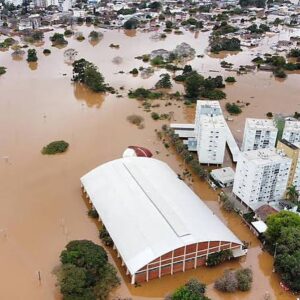Marcel Stürmer Instagram - Quanta destruição e tristeza na minha cidade natal, Lajeado. 
Me sensibilizo com a dor de cada lajeadense pois sinto que o senso de comunidade local faz com que ninguém passe ileso a essa tragédia. 
•
Em um lado pessoal, este é o “Claudião”, ginásio onde tanto treinei quando criança e que hoje recebe o Centro de Treinamento de Patinação. 
Os patins dos nossos atletas também acabaram ficando debaixo d’água durante essa enchente tão agressiva e triste. 
Uma força tarefa das famílias (valeu, Jaque!) e dos patinadores do CT recuperou da melhor forma possível parte desse material. 
Esses danos são secundários mas podem significar muito na vida dos nossos atletas que de diferentes formas tiveram suas vidas impactadas. 
Que o esporte possa, em breve, ser fonte de energia e acolhimento nessa retomada que se inicia. 
O CT logo estará pronto para vocês. 
•
Que meus conterrâneos que tanto perderam possam encontrar forças para reconstruir nossa cidade e que o sonho que mora dentro de cada um de vocês siga vivo. 🙏🏽❤️