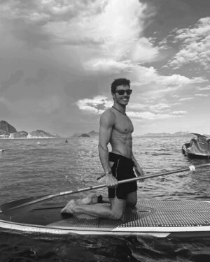 Marcel Stürmer Instagram - um albinho inteiro desses dias de rio- faixa 9 minha preferida! 
feliz ano novo, pessoal! Que seja leve ☮️🫶🏽