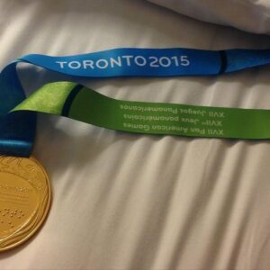 Marcel Stürmer Instagram - Uma vida para esse dia.
Há 8 anos, essa linda medalha de ouro era colocada no meu peito e junto com ela um novo recorde dos Jogos Pan-Americanos. 
Esse segundo nunca foi apenas sobre a minha trajetória: Em um país que valoriza tanto alguns esportes e tão pouco outros, o primeiro atleta a ganhar 4 ouros ser um patinador é o maior legado que pude deixar na conclusão dessa etapa da minha carreira.
Que venham os novos desafios! Levo comigo cada ensinamento do mundo do alto rendimento, além de muita gratidão no coração. #4 ❤️