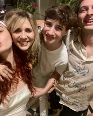 Marcela Citterio Instagram - Iniciando el 2024 con magia y esperanza. 🌟 Con Dobby a mi lado, siento que todo es posible. El ha llegado a mi mundo gracias a las manos mágicas de Osvaldo. Este podría ser nuestro año para liberarnos, como lo hizo él, de todo lo que nos detiene. 
Estamos listos para escribir nuestra propia historia . Estás conmigo en esta aventura?

#DobbyIsFree #NuevosComienzos