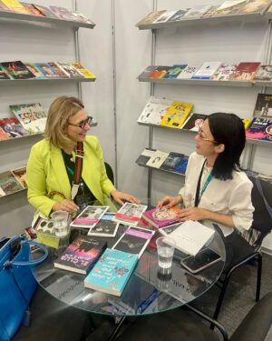 Marcela Citterio Instagram - ¡Viviendo la magia en la Feria del Libro de Guadalajara! Nuestra CEO, Marcela Citterio, está brillando en uno de los eventos literarios más importantes, representando con pasión a The Orlando Books. Cada día en la feria es una celebración de la literatura, el arte y el encuentro de culturas.

Un especial agradecimiento a la Dirección de Asuntos Culturales de Argentina por abrirnos las puertas a esta increíble oportunidad. 🌍💫

La literatura nos une, nos inspira y nos transforma. ¡Sigamos leyendo, sigamos soñando! 📖❤️

#TheOrlandoBooks #FILGuadalajara #LiteraturaLatinoamericana #CulturaArgentina”