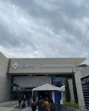 Marcela Citterio Instagram - ¡Viviendo la magia en la Feria del Libro de Guadalajara! Nuestra CEO, Marcela Citterio, está brillando en uno de los eventos literarios más importantes, representando con pasión a The Orlando Books. Cada día en la feria es una celebración de la literatura, el arte y el encuentro de culturas.

Un especial agradecimiento a la Dirección de Asuntos Culturales de Argentina por abrirnos las puertas a esta increíble oportunidad. 🌍💫

La literatura nos une, nos inspira y nos transforma. ¡Sigamos leyendo, sigamos soñando! 📖❤️

#TheOrlandoBooks #FILGuadalajara #LiteraturaLatinoamericana #CulturaArgentina”