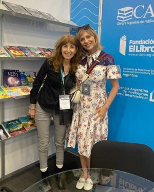 Marcela Citterio Instagram - ¡Viviendo la magia en la Feria del Libro de Guadalajara! Nuestra CEO, Marcela Citterio, está brillando en uno de los eventos literarios más importantes, representando con pasión a The Orlando Books. Cada día en la feria es una celebración de la literatura, el arte y el encuentro de culturas.

Un especial agradecimiento a la Dirección de Asuntos Culturales de Argentina por abrirnos las puertas a esta increíble oportunidad. 🌍💫

La literatura nos une, nos inspira y nos transforma. ¡Sigamos leyendo, sigamos soñando! 📖❤️

#TheOrlandoBooks #FILGuadalajara #LiteraturaLatinoamericana #CulturaArgentina”