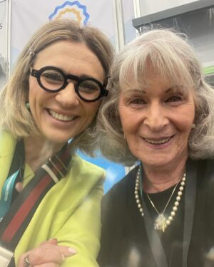 Marcela Citterio Instagram - ¡Viviendo la magia en la Feria del Libro de Guadalajara! Nuestra CEO, Marcela Citterio, está brillando en uno de los eventos literarios más importantes, representando con pasión a The Orlando Books. Cada día en la feria es una celebración de la literatura, el arte y el encuentro de culturas.

Un especial agradecimiento a la Dirección de Asuntos Culturales de Argentina por abrirnos las puertas a esta increíble oportunidad. 🌍💫

La literatura nos une, nos inspira y nos transforma. ¡Sigamos leyendo, sigamos soñando! 📖❤️

#TheOrlandoBooks #FILGuadalajara #LiteraturaLatinoamericana #CulturaArgentina”