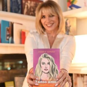 Marcela Citterio Instagram - Estoy emocionada de compartir con ustedes nuestro último lanzamiento: "Tanto Amor" de @chiarafranciac. Una novela cautivadora, que los va a mantener despiertos hasta la madrugada. Aunque no hayan leído "Casi Amor" o "Mal Amor", pueden disfrutarla independientemente. Los personajes, como Bella y James, son tan reales que parecen cobrar vida. Es un libro que explora todas las facetas del amor, desde el romántico hasta el fraternal. Por momentos me hizo sentir joven de nuevo, llena de sueños…aventuras!. 

Me encantaría saber si se identifican con alguno de los personajes! 🤍

Compartan sus pensamientos!! 

#theorlandobooks