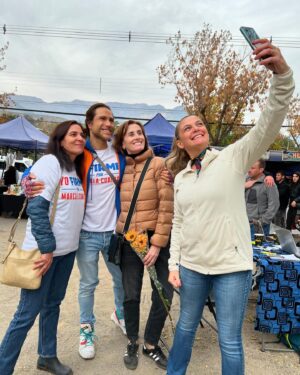 Marcela Cubillos Instagram - Muchas gracias al espectacular equipo de voluntarios de @evopoli y @evopolirm liderados por @natalia_silva_herrera que hoy se instalaron desde temprano a recoger firmas de los vecinos de Las Condes.

Firme Por la Unidad 🇨🇱