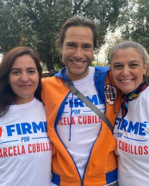 Marcela Cubillos Instagram - Muchas gracias al espectacular equipo de voluntarios de @evopoli y @evopolirm liderados por @natalia_silva_herrera que hoy se instalaron desde temprano a recoger firmas de los vecinos de Las Condes.

Firme Por la Unidad 🇨🇱