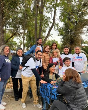 Marcela Cubillos Instagram - Muchas gracias al espectacular equipo de voluntarios de @evopoli y @evopolirm liderados por @natalia_silva_herrera que hoy se instalaron desde temprano a recoger firmas de los vecinos de Las Condes.

Firme Por la Unidad 🇨🇱
