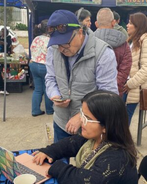 Marcela Cubillos Instagram - Muchas gracias al espectacular equipo de voluntarios de @evopoli y @evopolirm liderados por @natalia_silva_herrera que hoy se instalaron desde temprano a recoger firmas de los vecinos de Las Condes.

Firme Por la Unidad 🇨🇱