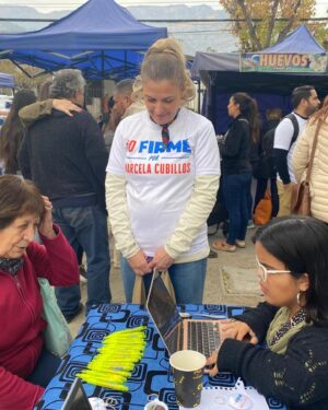 Marcela Cubillos Instagram - Muchas gracias al espectacular equipo de voluntarios de @evopoli y @evopolirm liderados por @natalia_silva_herrera que hoy se instalaron desde temprano a recoger firmas de los vecinos de Las Condes.

Firme Por la Unidad 🇨🇱