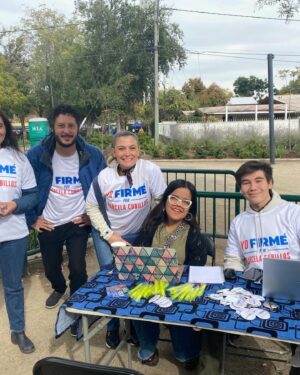 Marcela Cubillos Instagram - Muchas gracias al espectacular equipo de voluntarios de @evopoli y @evopolirm liderados por @natalia_silva_herrera que hoy se instalaron desde temprano a recoger firmas de los vecinos de Las Condes.

Firme Por la Unidad 🇨🇱