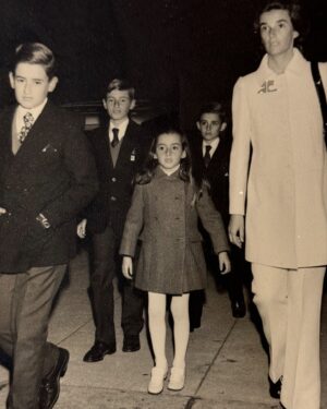 Marcela Cubillos Instagram - Al día siguiente, del baúl de los recuerdos…

Años felices en Algarrobo. 
Y en otra, derrochando estilo, con los 4 Cubillos que claramente no estábamos demasiado felices con la elección de nuestro vestuario.

Gracias a todos por sus mensajes de cariño 😘