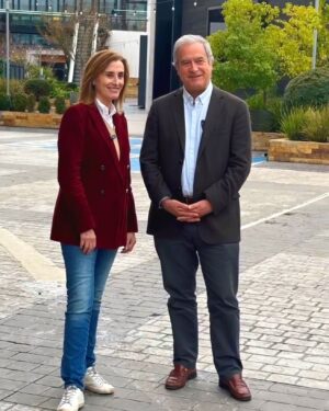 Marcela Cubillos Instagram - Buena conversación con mi amigo @pedroleaplazae 
Trabajamos juntos en la Universidad Católica.
Pedro fue un gran líder gremialista. Comprometido y valiente. Líder inolvidable de tantos trabajos de invierno y verano.
Y me alegra muchísimo que haya dado este paso a la política como candidato del @p_republicano a alcalde en Lo Barnechea.