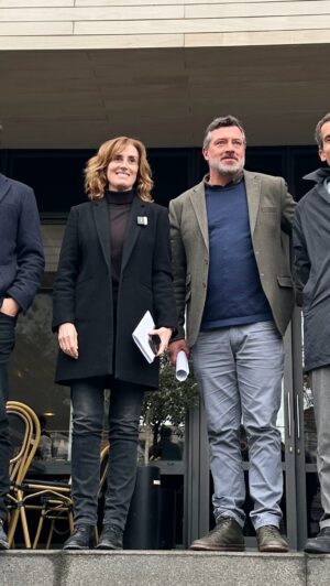 Marcela Cubillos Instagram - El Presidente @gabrielboric aseguró que los SLEP van en la “dirección correcta” y que no va a dar “marcha atrás”. Si él quiere conformarse con la mediocridad, es su decisión, pero no tiene derecho a seguir arrastrando a niños y jóvenes por ese camino. Los Servicios Locales de Educación Pública se han transformado en el emblema de la irresponsabilidad y la arrogancia de la izquierda.

Vamos a trabajar unidos, junto a los parlamentarios, para empujar una contrarreforma que impida que a los municipios que entregan educación pública de calidad, como Las Condes, les quiten sus colegios. Eso quieren las familias de nuestra comuna y a ellas las vamos a defender.